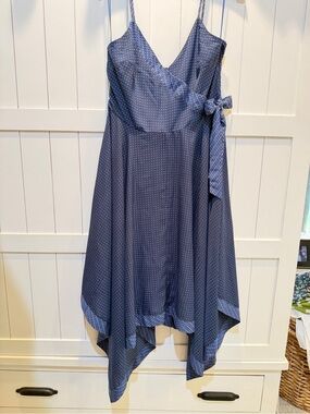 BANANA REPUBLIC Blue Scarf Dress Size 10
Stunning! Light weight & slenderizing